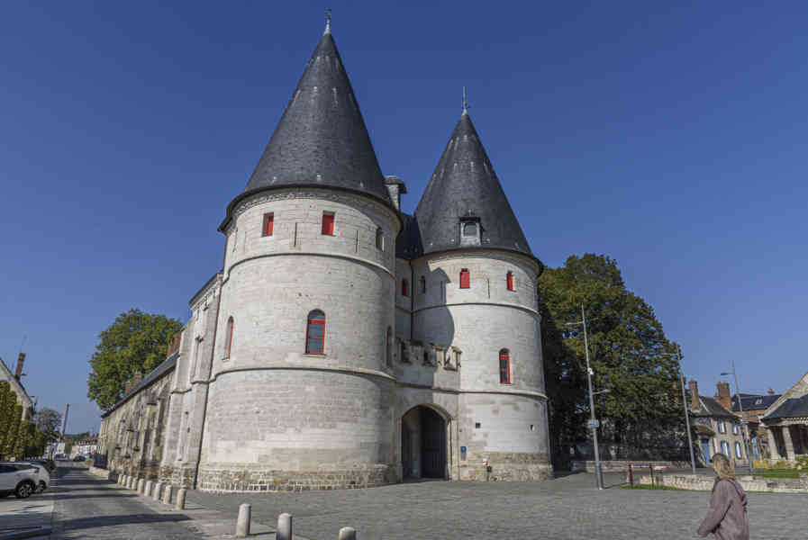 Francia - Beauveais 21 - antiguo palacio Episcopal.jpg